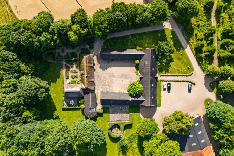 Holdflod – firlænget gård med skov, sø og eng — billede 2