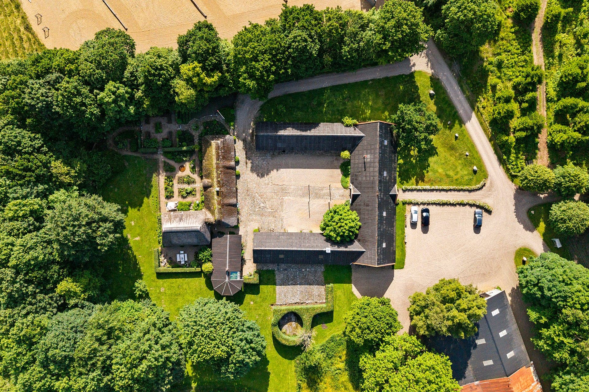 Holdflod – firlænget gård med skov, sø og eng — billede 5