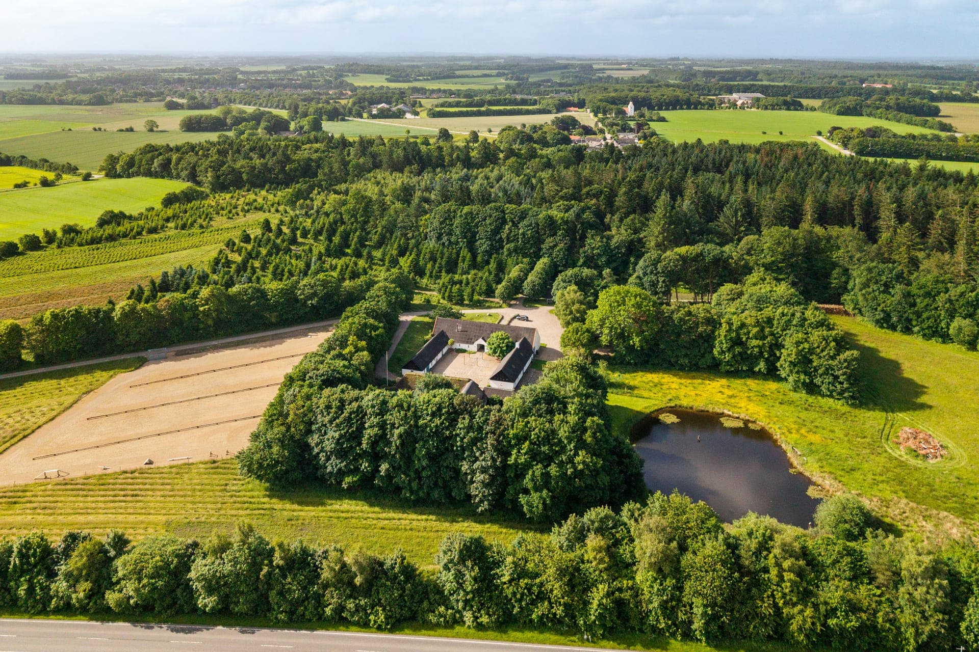 Holdflod – firlænget gård med skov, sø og eng — billede 7