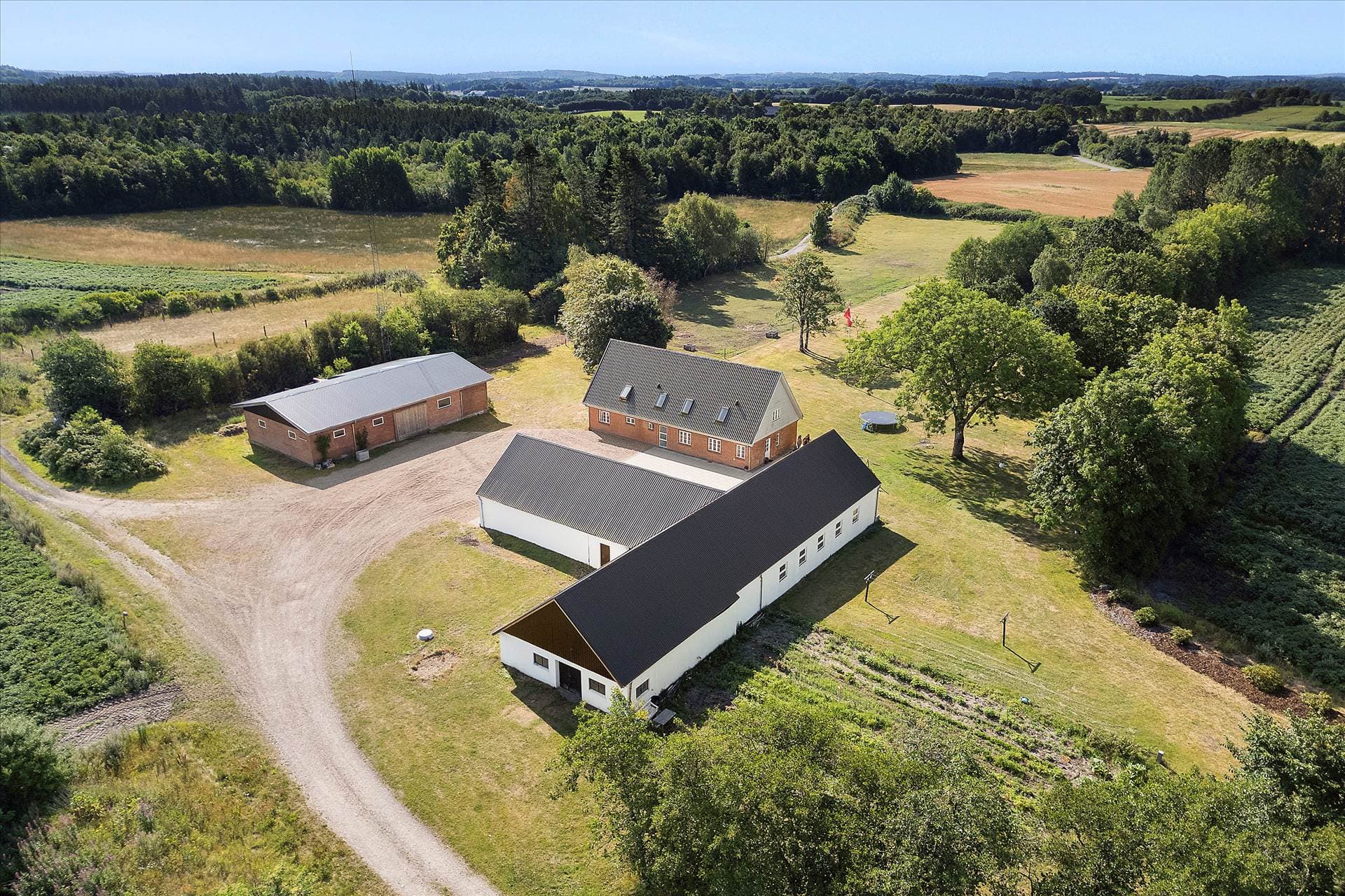 Lystejendom med hestestald og beskyttet natur ved Nørre Snede