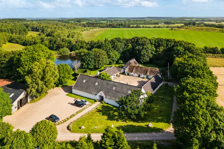 Holdflod – firlænget gård med skov, sø og eng
