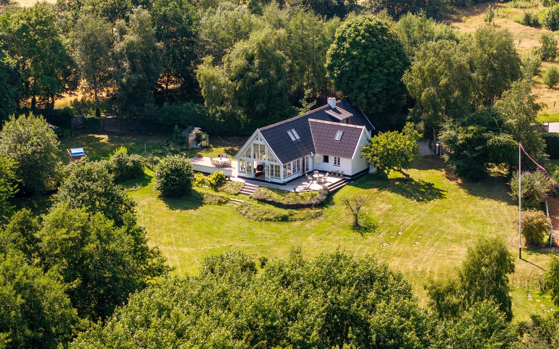 Landejendom med skov og hestefolde ved Ålsgårde