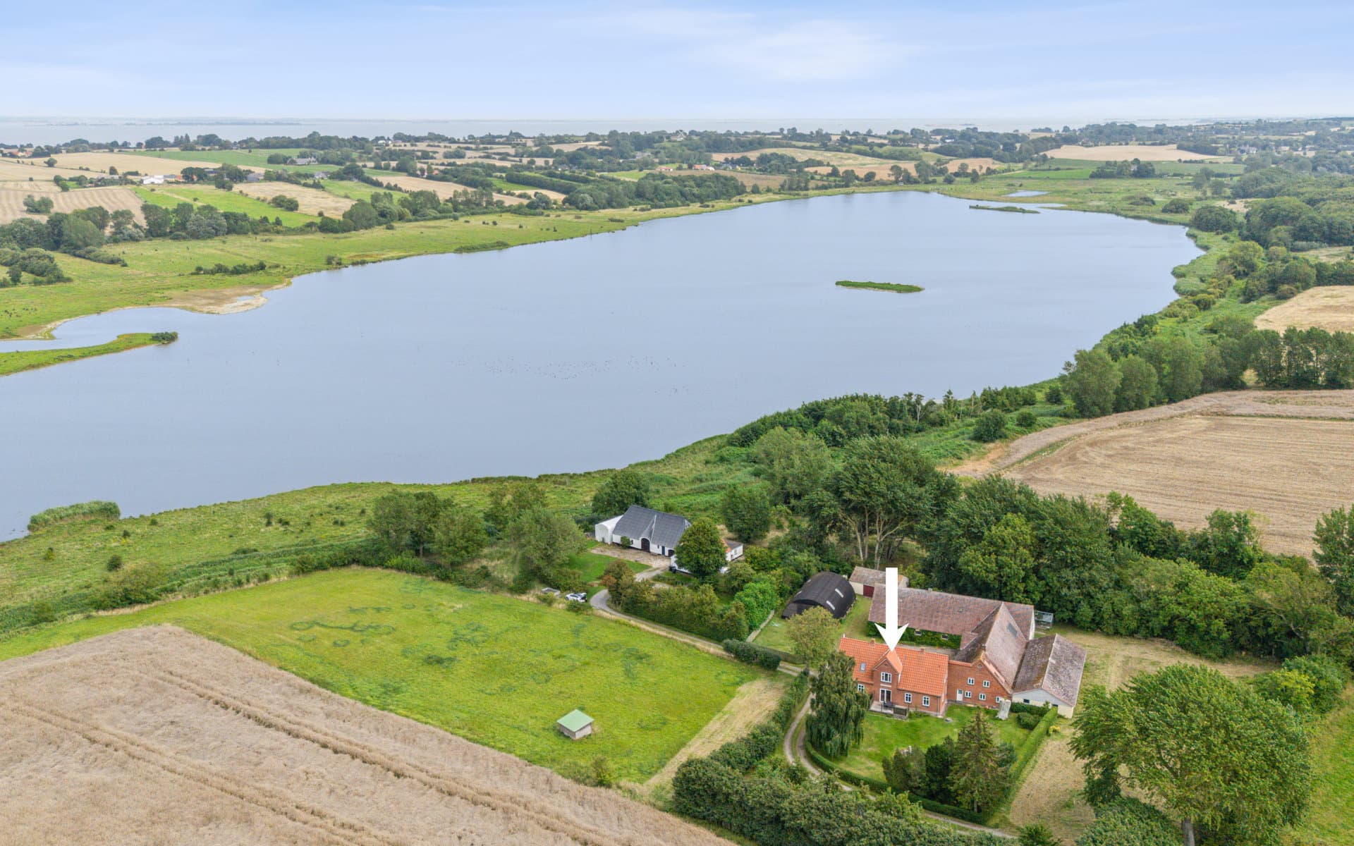 Landejendom med strandlinje på nordvestlige Ærø